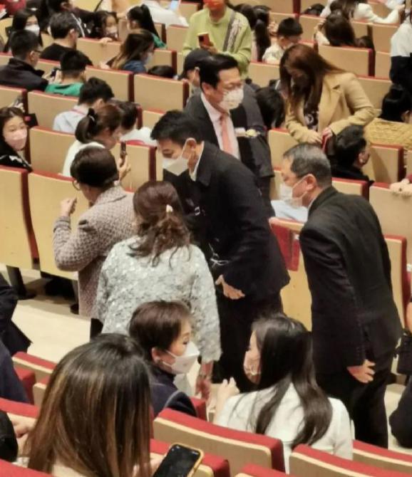 称职星爸! 刘德华朱丽倩穿情侣装 戴口罩看女儿表演