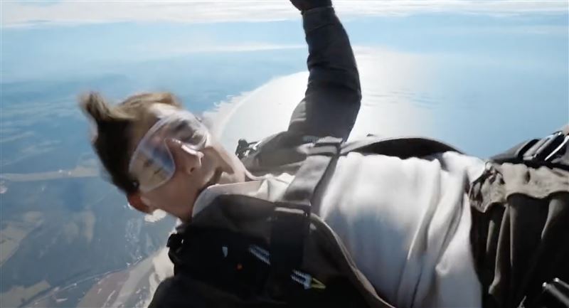 答谢影迷支持《壮志凌云2》  汤告鲁斯飞高空玩命谢票	