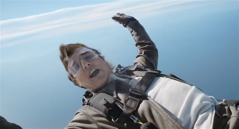 答谢影迷支持《壮志凌云2》  汤告鲁斯飞高空玩命谢票	