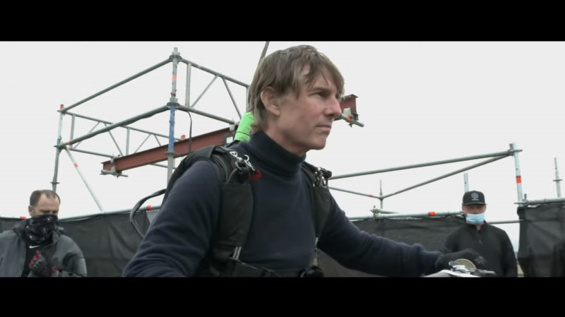 答谢影迷支持《壮志凌云2》  汤告鲁斯飞高空玩命谢票	