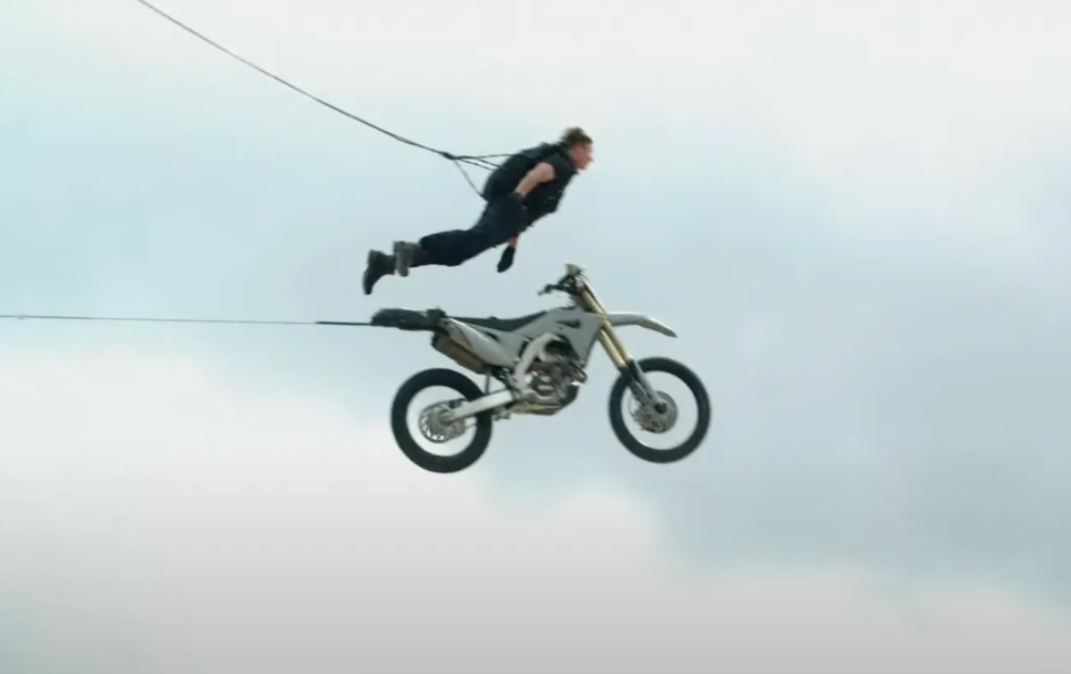 答谢影迷支持《壮志凌云2》  汤告鲁斯飞高空玩命谢票	