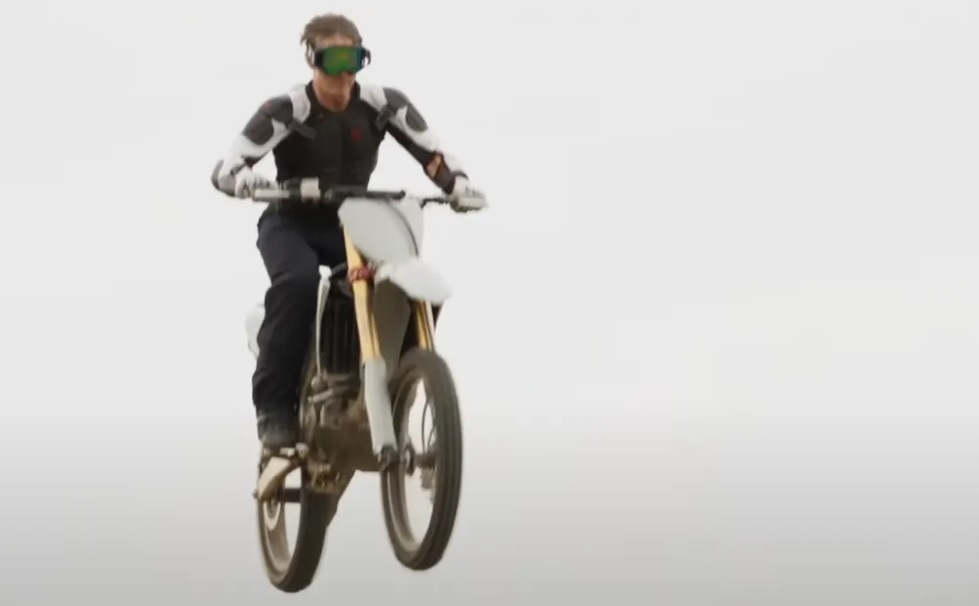 答谢影迷支持《壮志凌云2》  汤告鲁斯飞高空玩命谢票	