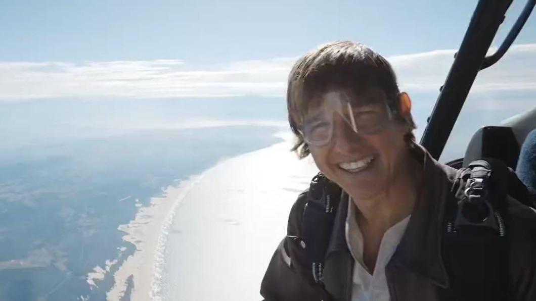 答谢影迷支持《壮志凌云2》  汤告鲁斯飞高空玩命谢票	