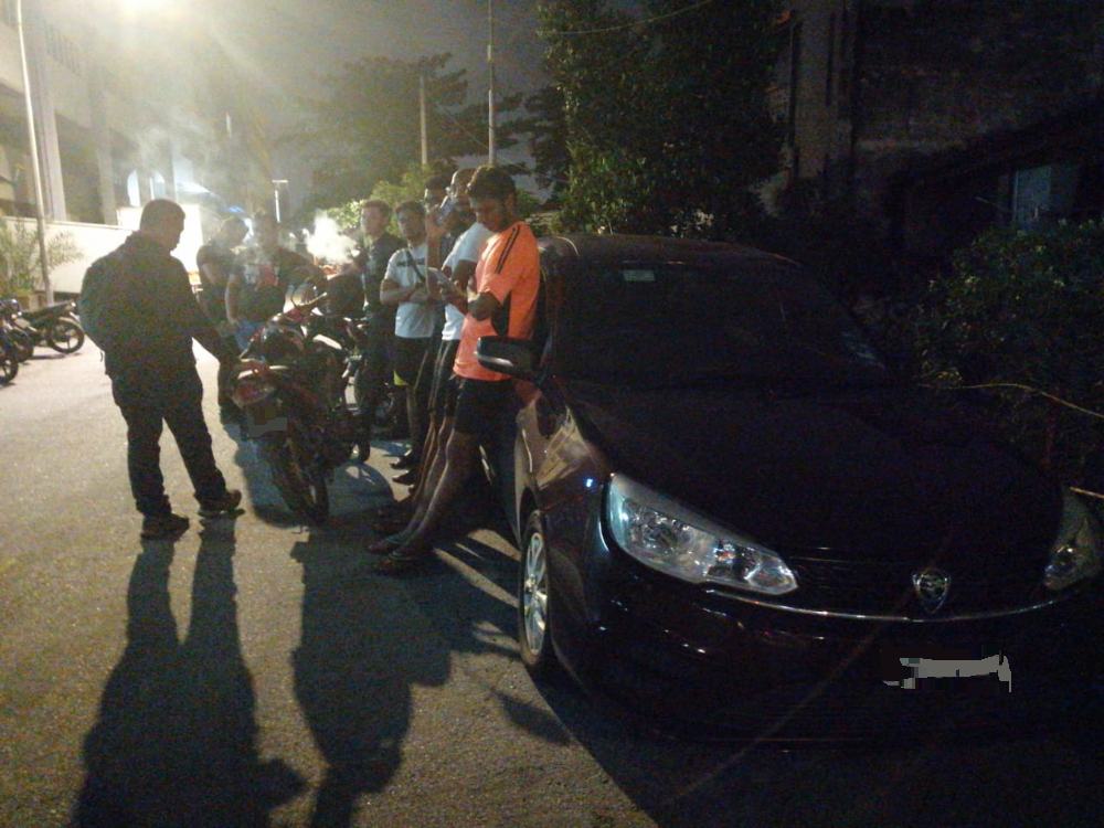 网民指控警方骚扰及恐吓儿子及儿子朋友·警方澄清抽样检查不针对种族