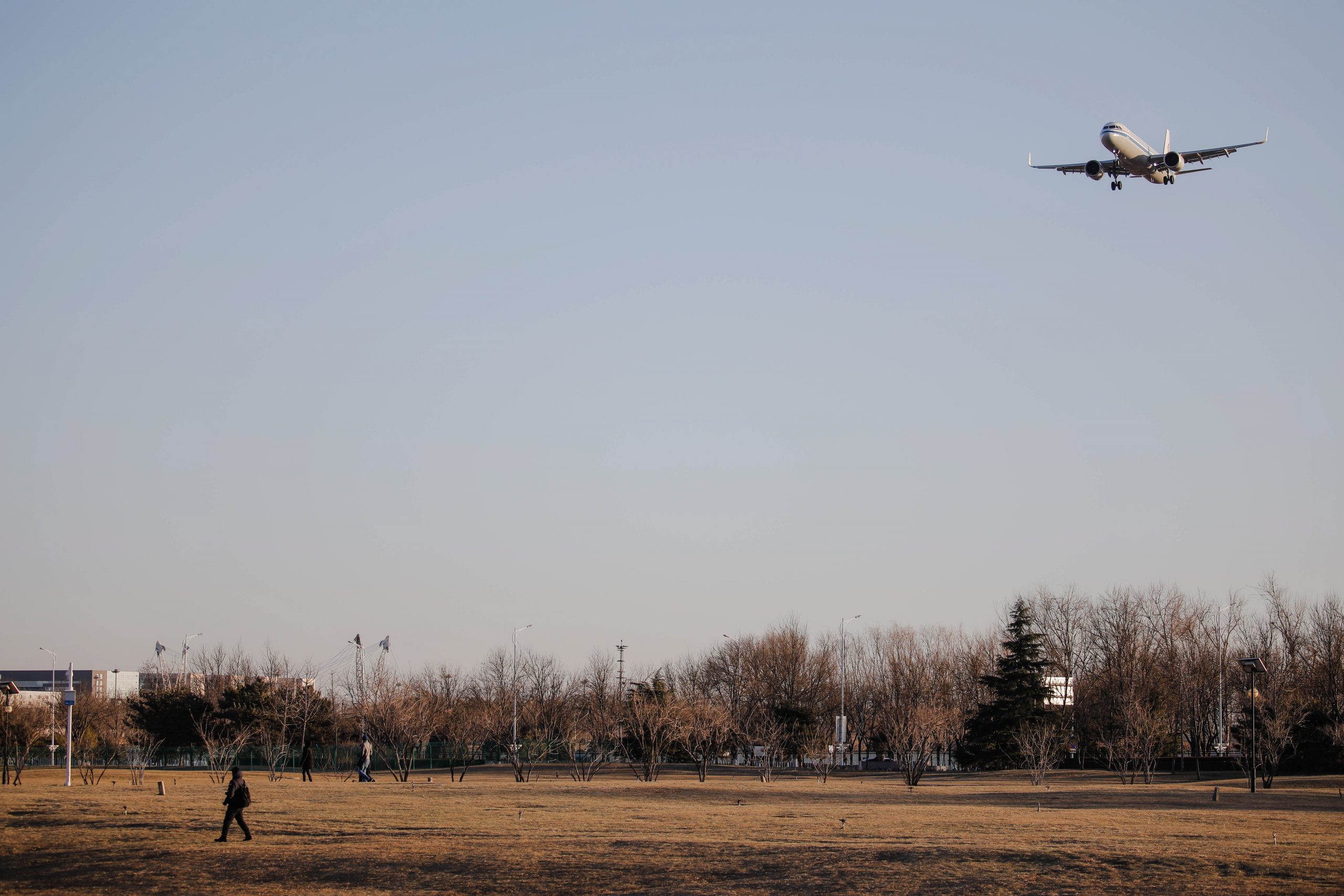 美国正考虑加强中国入境旅客的疫情防控措施