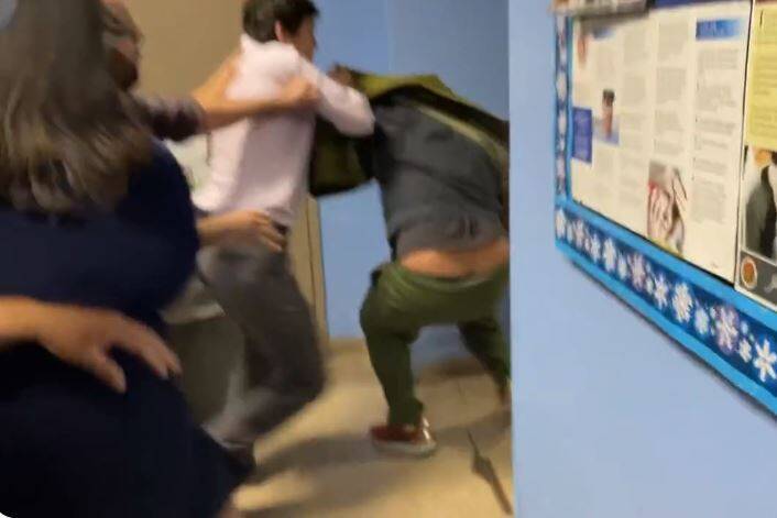 美议员与抗议者爆肢体冲突 推挤掐脖挨批该下台