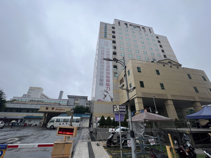 老妇病房点香触及氧气罩 累8旬夫烧伤不治