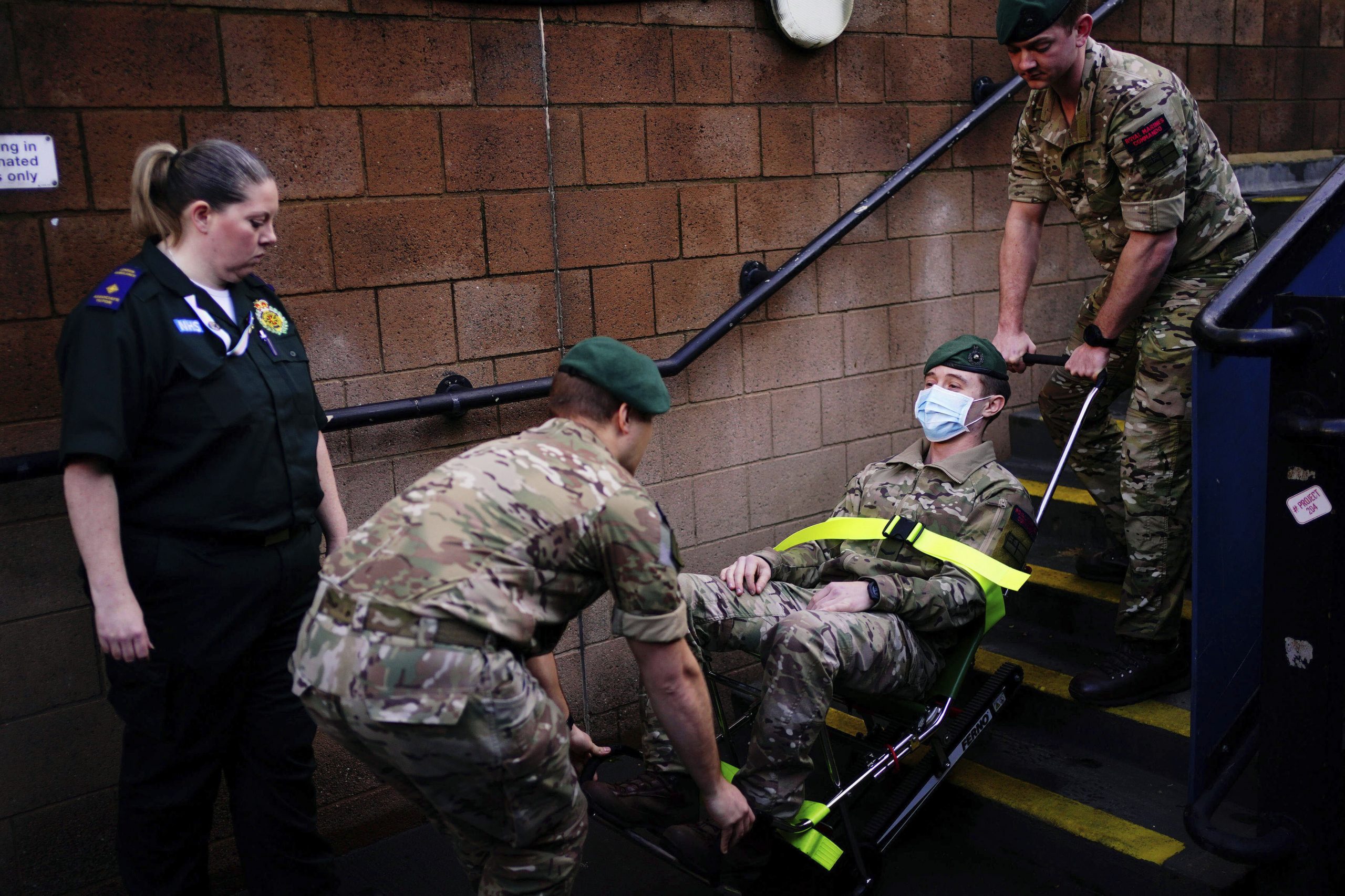 英93岁老妇跌倒25小时等救护车 罢工潮中唯性命垂危可呼救