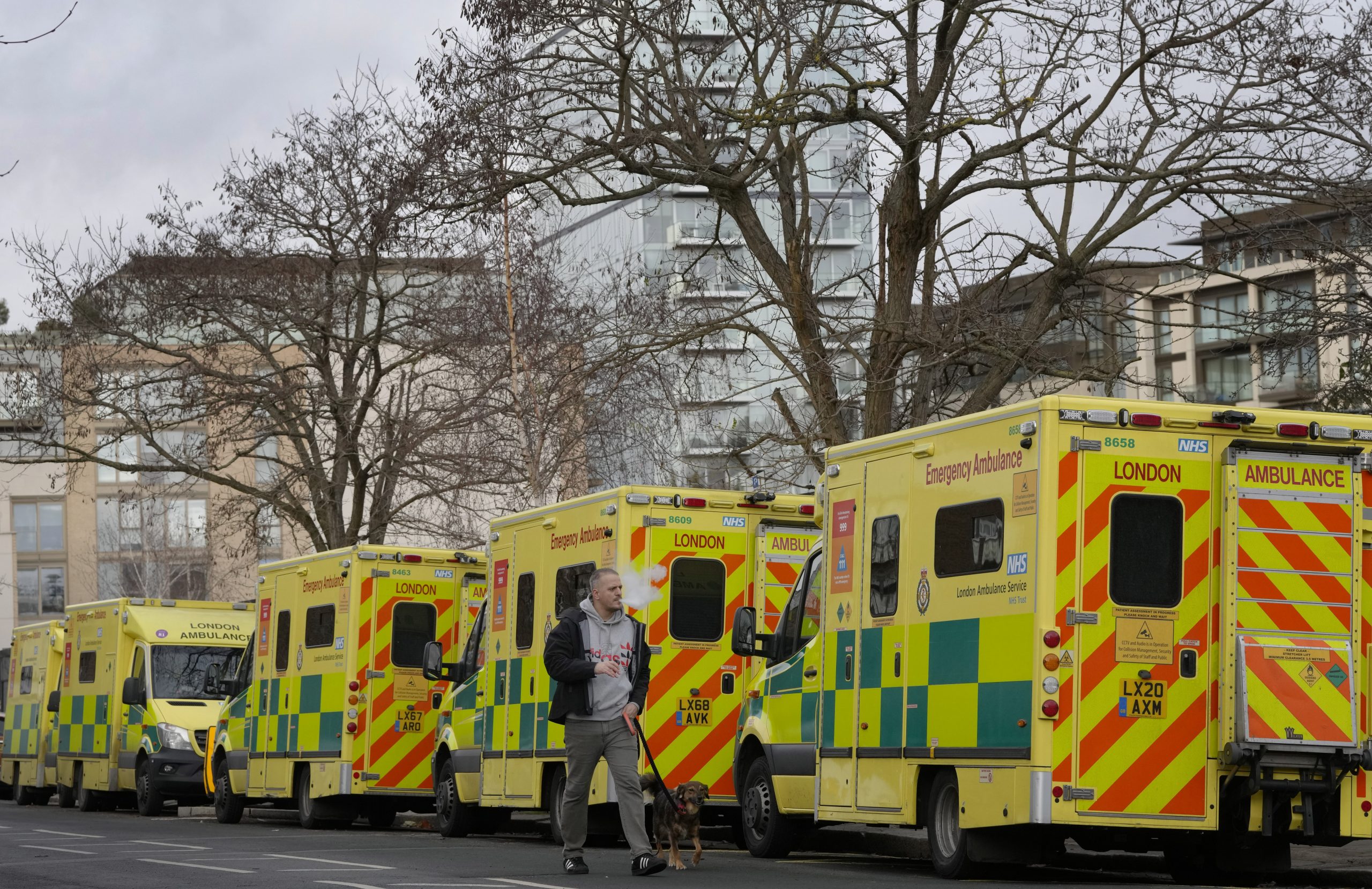 英93岁老妇跌倒25小时等救护车 罢工潮中唯性命垂危可呼救