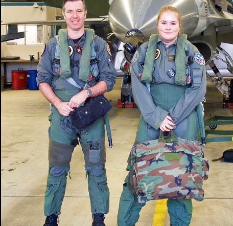 荷兰女王储服兵役 海陆空都难不倒她