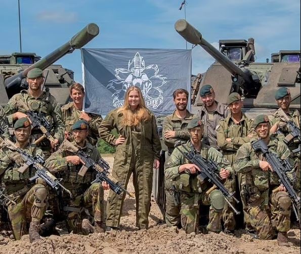 荷兰女王储服兵役 海陆空都难不倒她