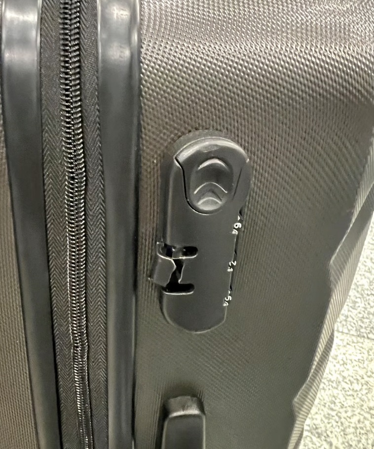 视频 | DJ搭飞机行李被撬开!没被偷窃 却多了红色内衣香水