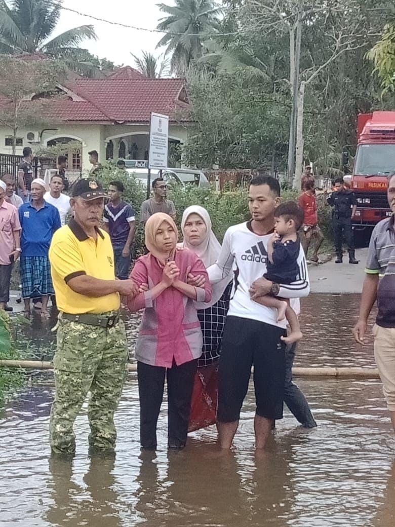 视频 |“宝贝,你一定很冷,让妈抱抱你”3岁儿溺毙 父母哭到虚脱