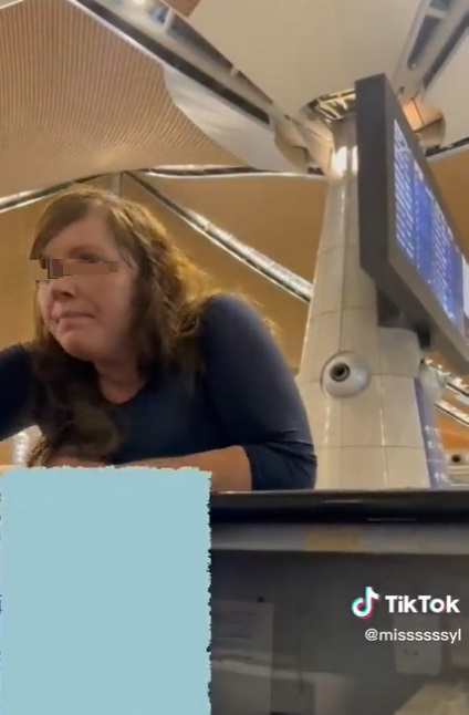 视频 | 爆粗扮鬼脸敲桌子·外国女子辱骂KLIA地勤人员！