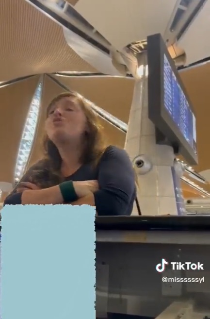 视频 | 爆粗扮鬼脸敲桌子·外国女子辱骂KLIA地勤人员！