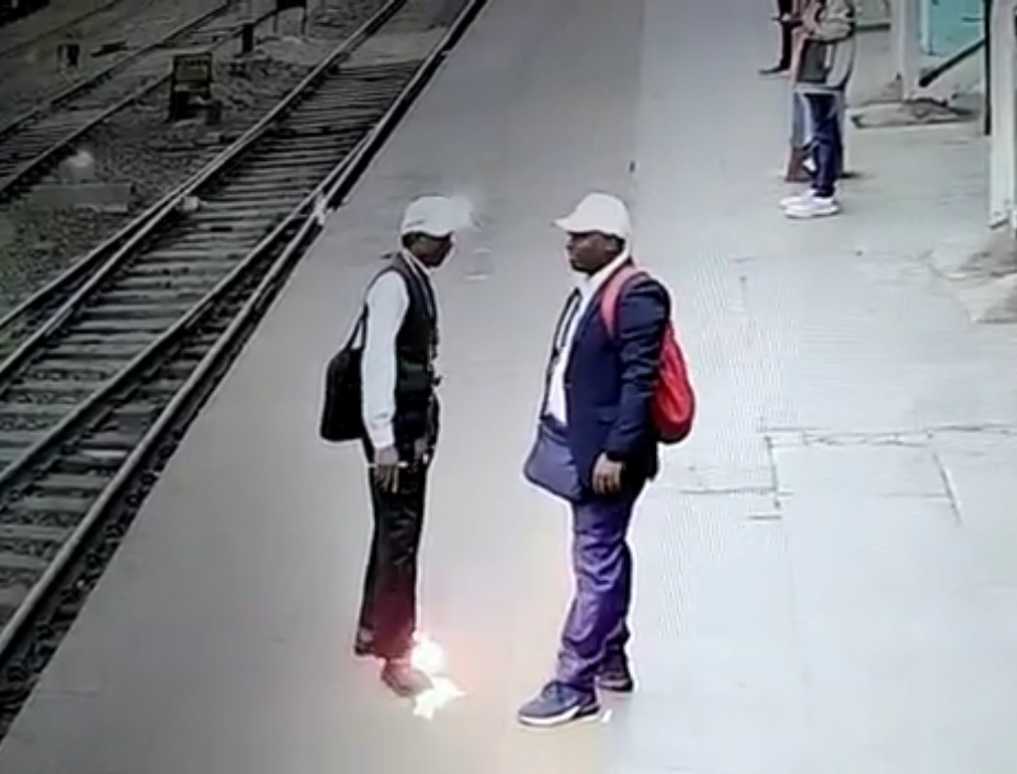 视频∕高压电线击中头部 站务员僵直栽落轨道