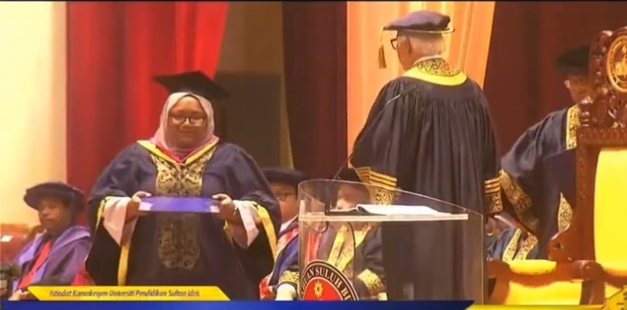 视频|女子上台领证书太紧张 全程像捧托盘逗乐网民