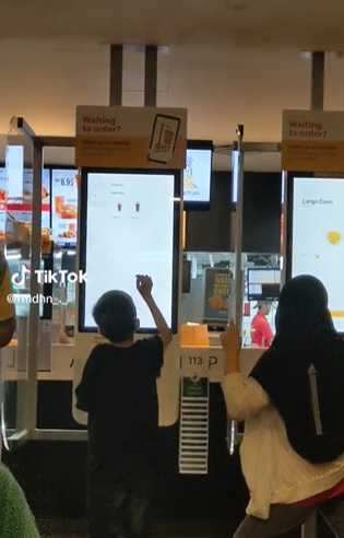 视频|小孩自助点餐机乱下单 网惊: “在麦当劳点了逾1.7万!”