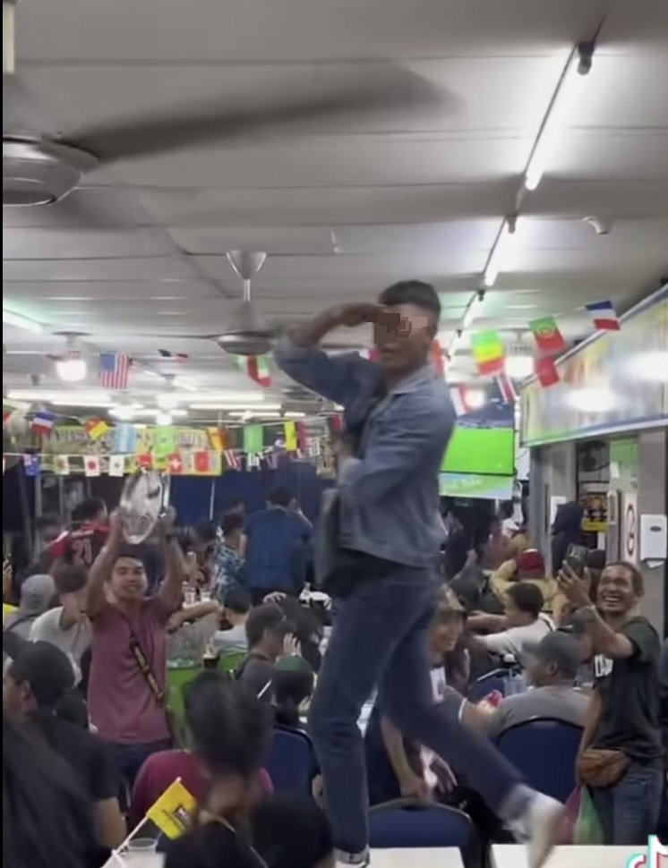 视频|弄坏塑椅打破间隔墙玻璃桌 食客看世界杯嘛嘛店变灾场