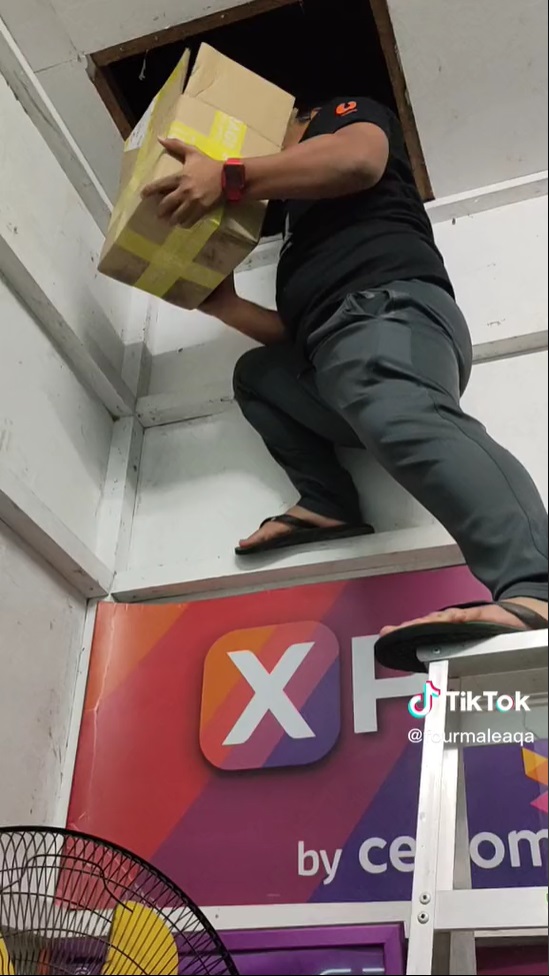 视频|电话店老板遭遇水灾心好疼 边检查电子产品边用泥水洗