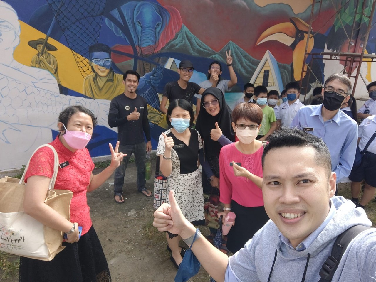 课本中漂亮的壁画 宜力市区后巷也有了