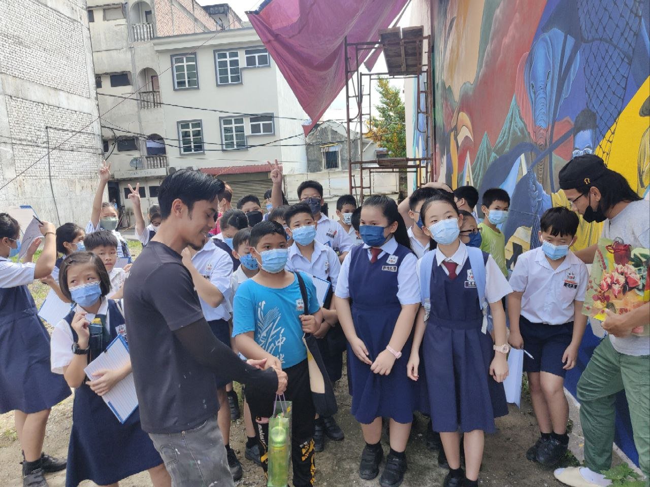 课本中漂亮的壁画 宜力市区后巷也有了