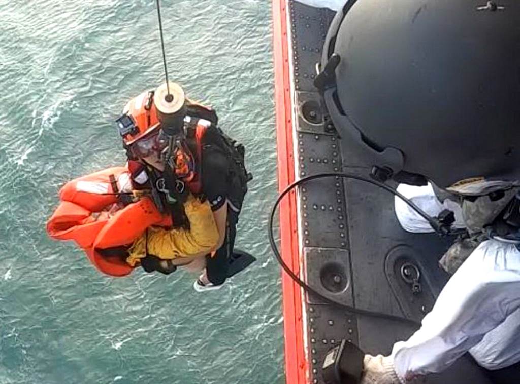 货轮主机故障倾斜 直升机救4人3待援