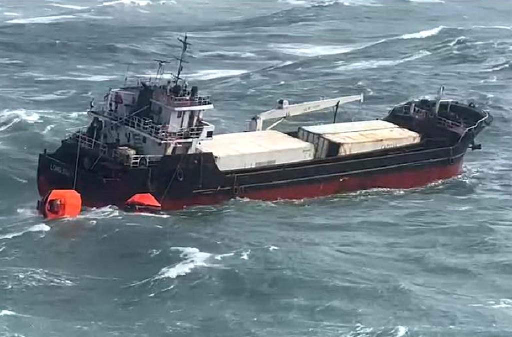 货轮主机故障倾斜 直升机救4人3待援