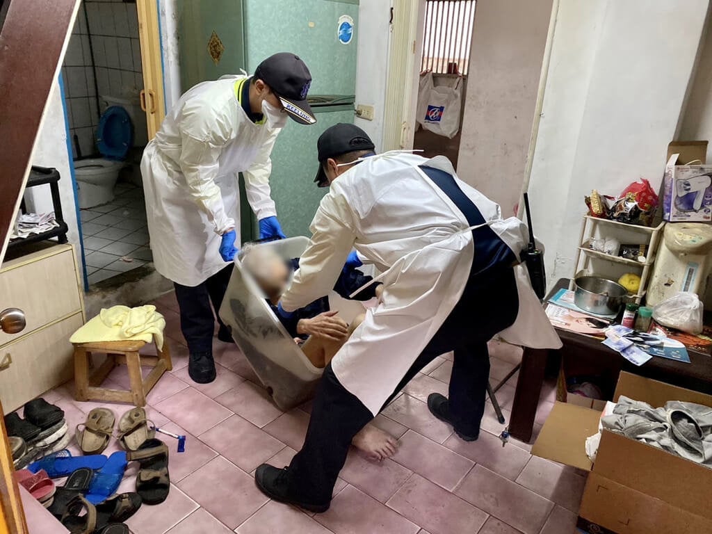 跌进收纳箱受困5天 老翁获救嚎啕大哭