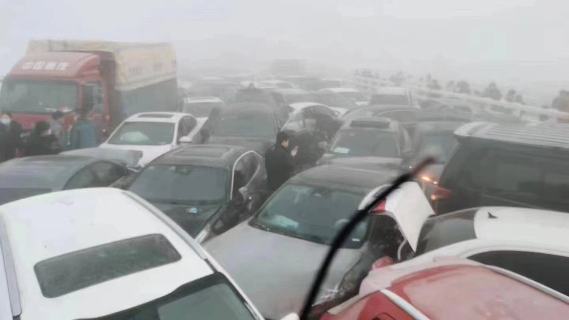 路面结冰又大雾 河南郑新黄河大桥数百辆车追撞堆叠