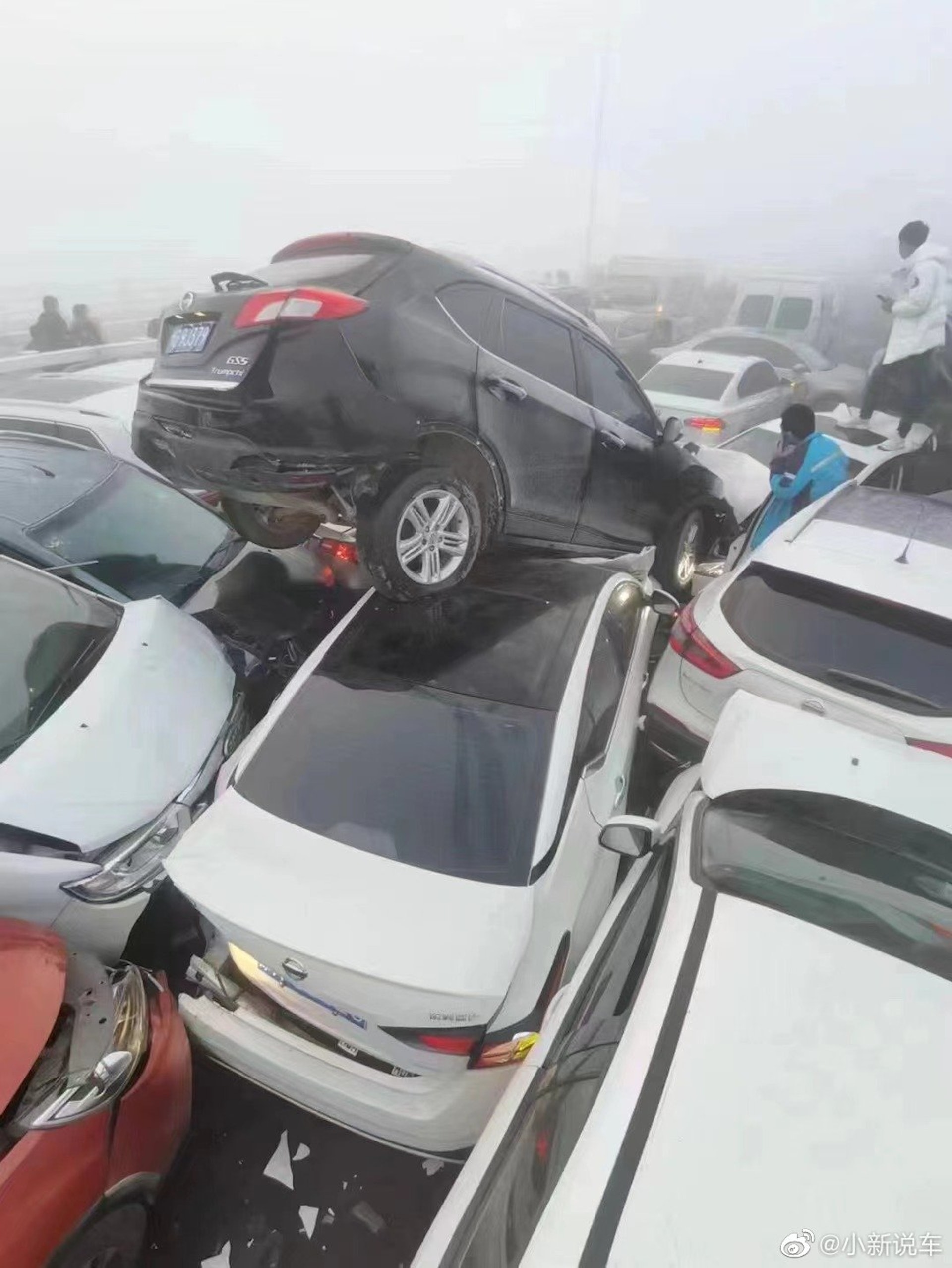 路面结冰又大雾 河南郑新黄河大桥数百辆车追撞堆叠