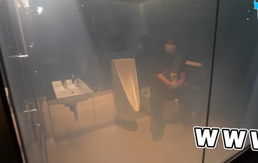 透明公厕玻璃成薄码 民众上厕所全被看光