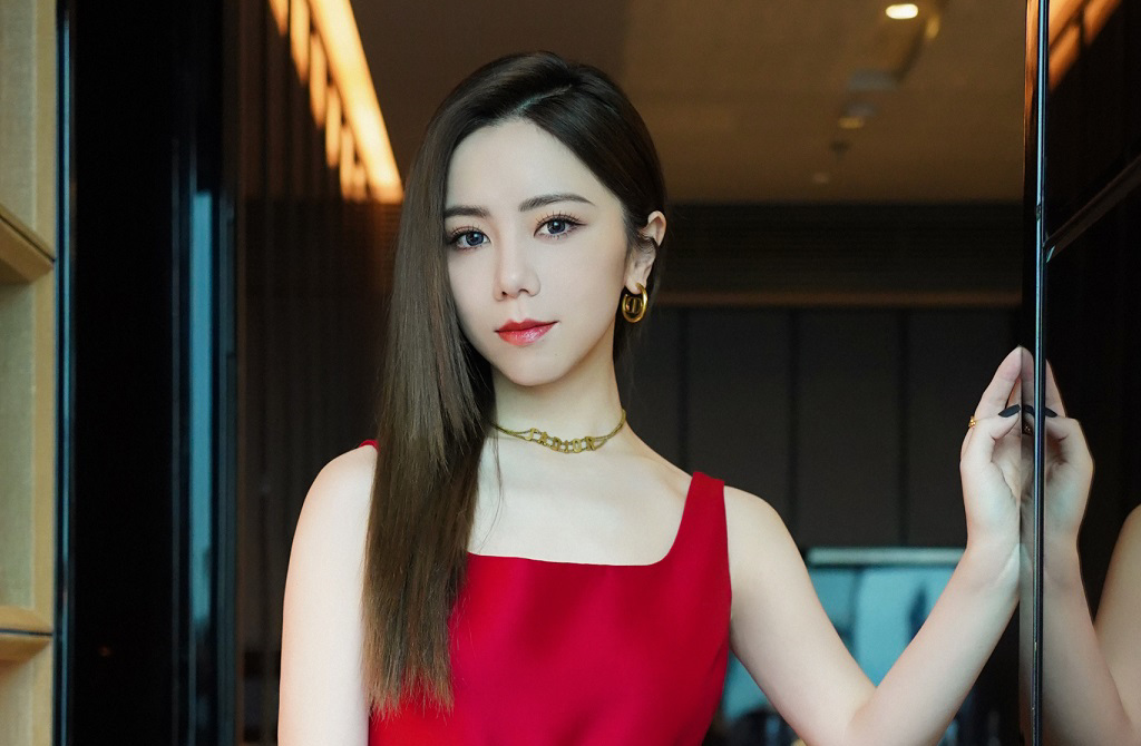 邓紫棋唱西班牙歌获梅西点赞 挨酸蹭热度