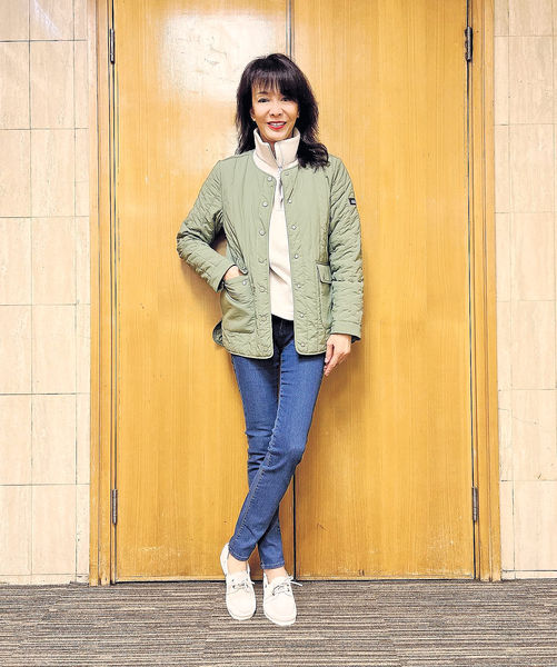 郑裕玲离巢无线倒戈撑对台 全男班陪游世界