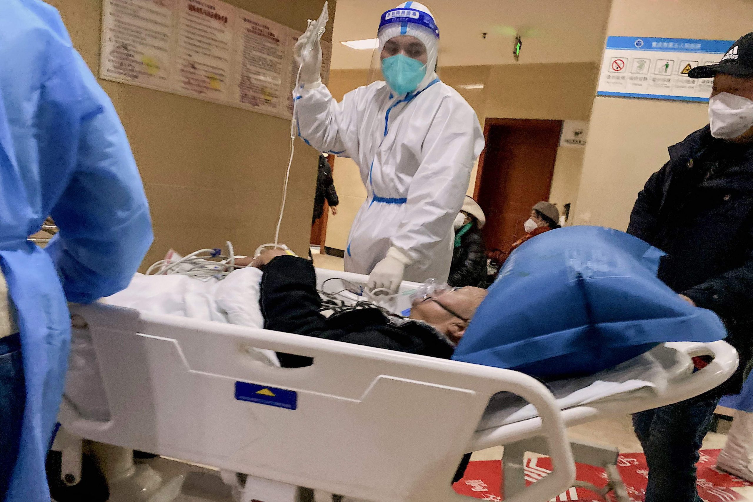 重庆医院爆满 大堂改作临时冠病病房