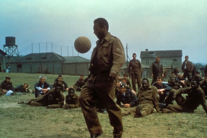 重温电影中的“球王”比利 昔日拍档史泰龙晒照致敬	