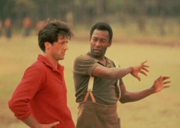 重温电影中的“球王”比利 昔日拍档史泰龙晒照致敬	