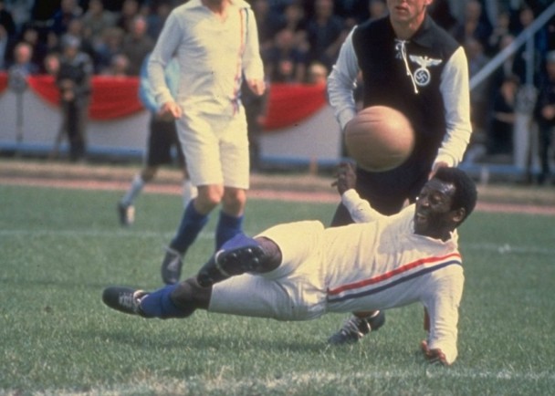 重温电影中的“球王”比利 昔日拍档史泰龙晒照致敬	