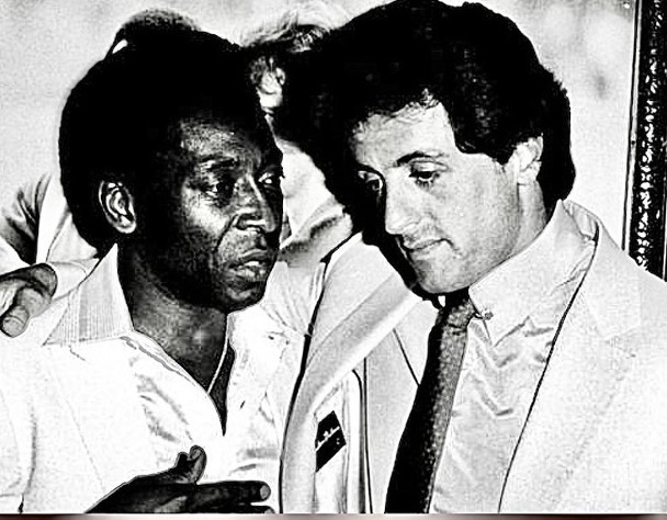 重温电影中的“球王”比利 昔日拍档史泰龙晒照致敬	