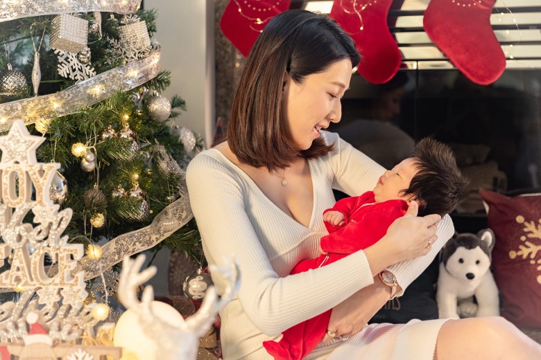 锺嘉欣晒饼印全家福  网聚焦胸部