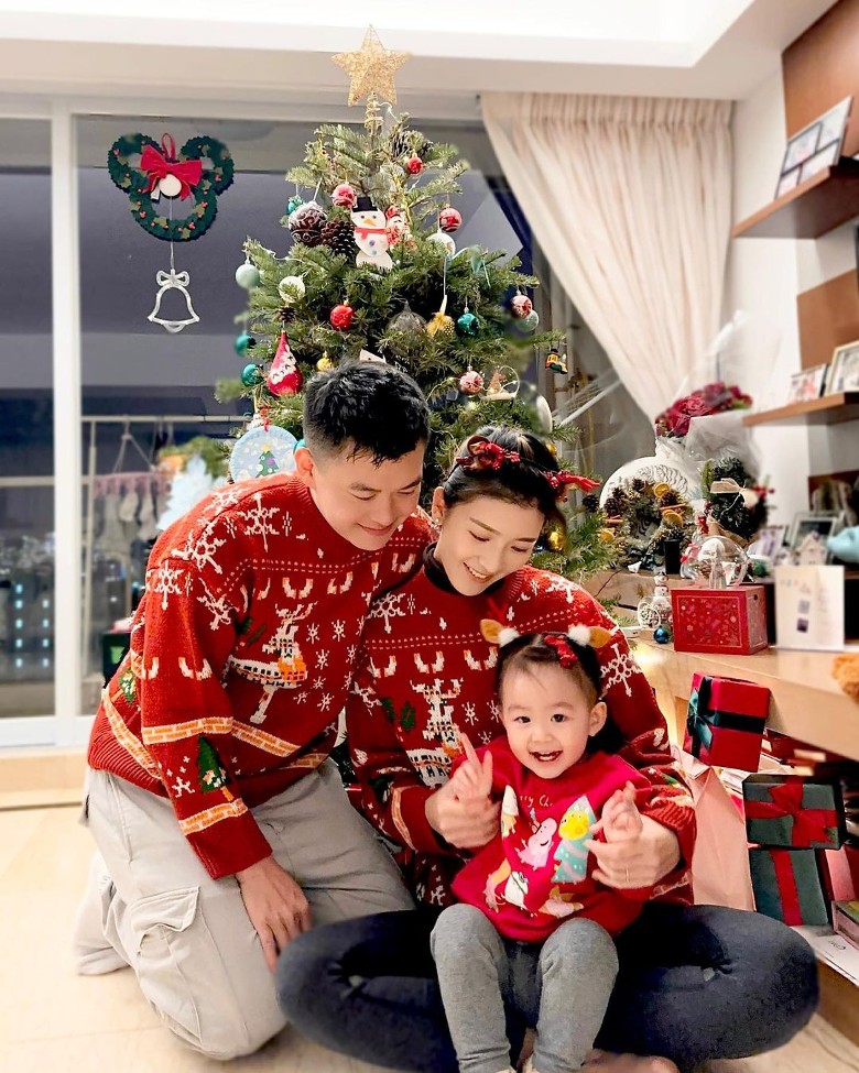 锺嘉欣晒饼印全家福  网聚焦胸部