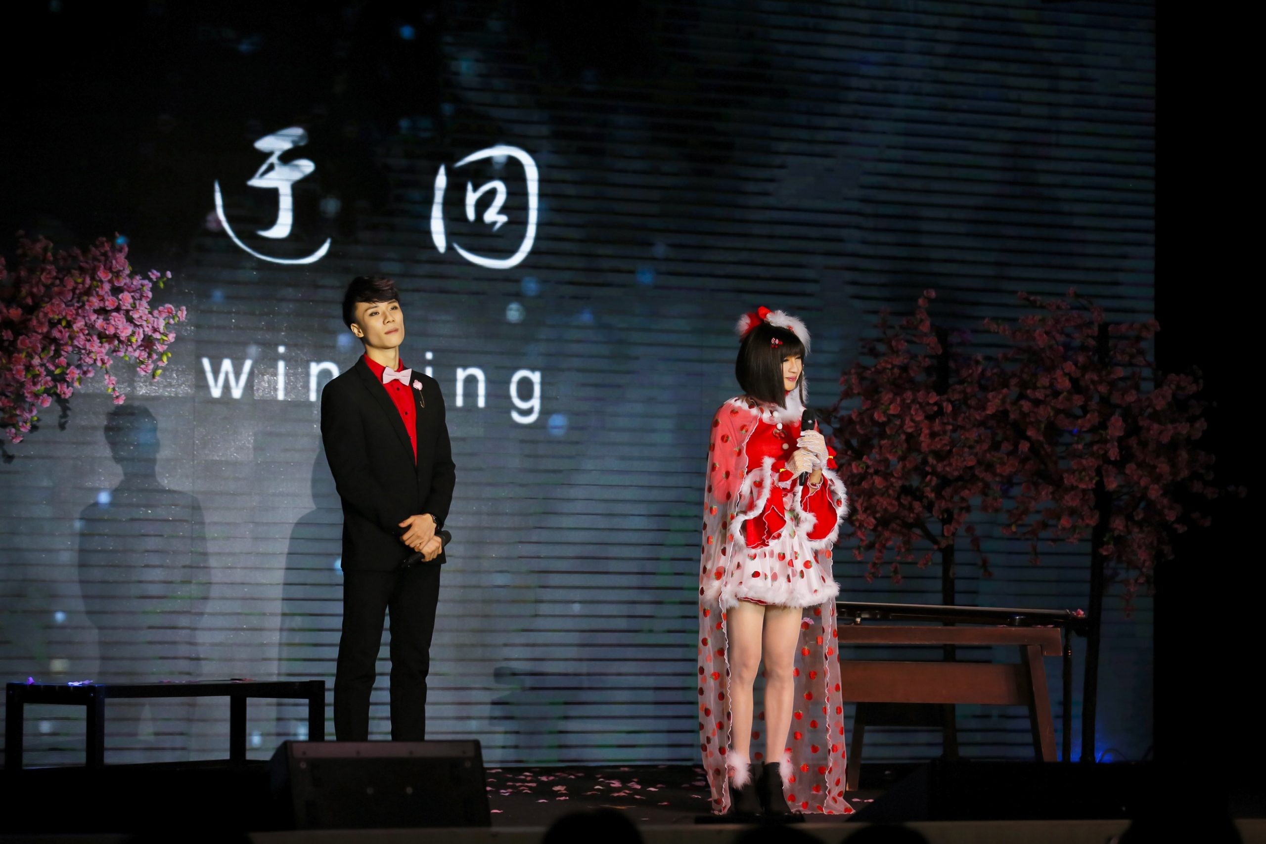 锺洁希圣诞演唱送香吻 新话剧《祝英台》明年见