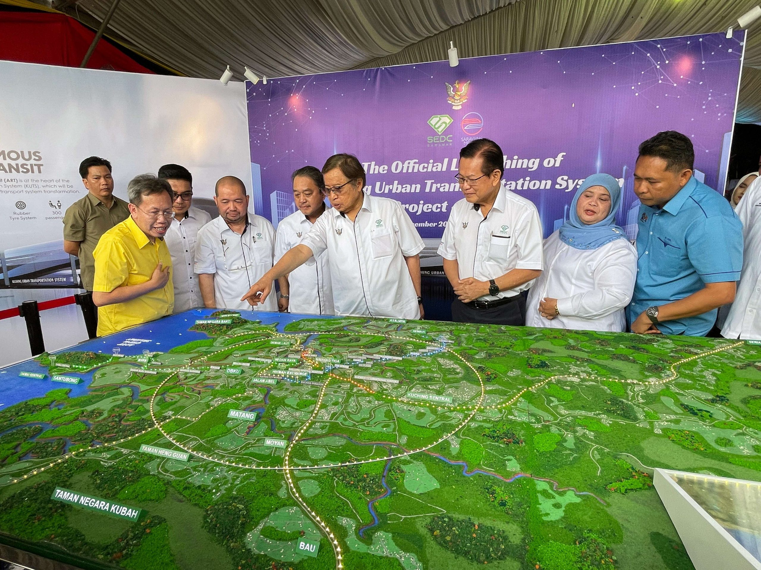 阿邦佐哈里主持古晋城市交通系统第一期工程推展礼