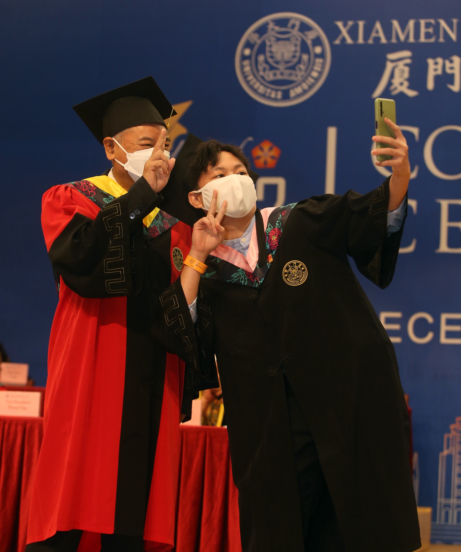 陈嘉庚后裔陈铭出席厦门大学第四届毕业典礼