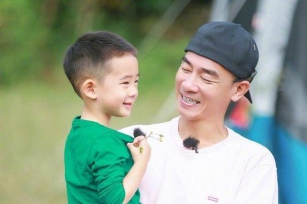 陈小春基因太强 9岁子唱歌获赞:台风像爸爸