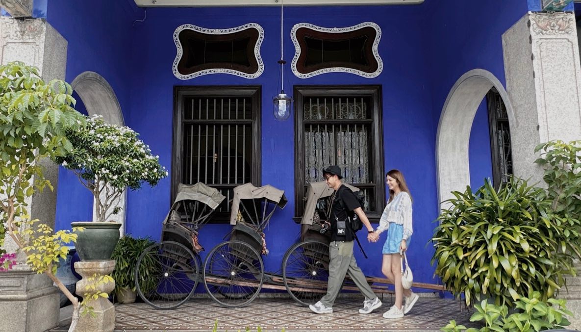 陈展鹏携妻游重游槟城  ​冷饮Ikat Mati掀网热议