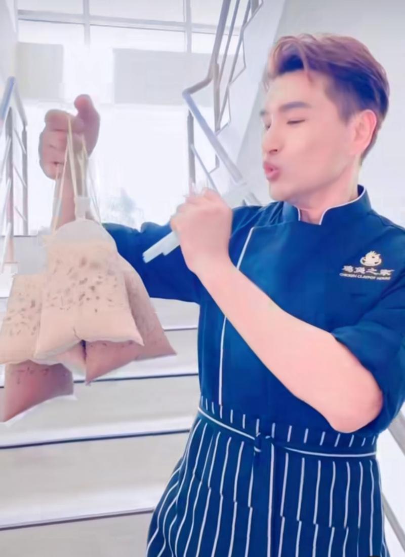 陈展鹏携妻游重游槟城  ​冷饮Ikat Mati掀网热议