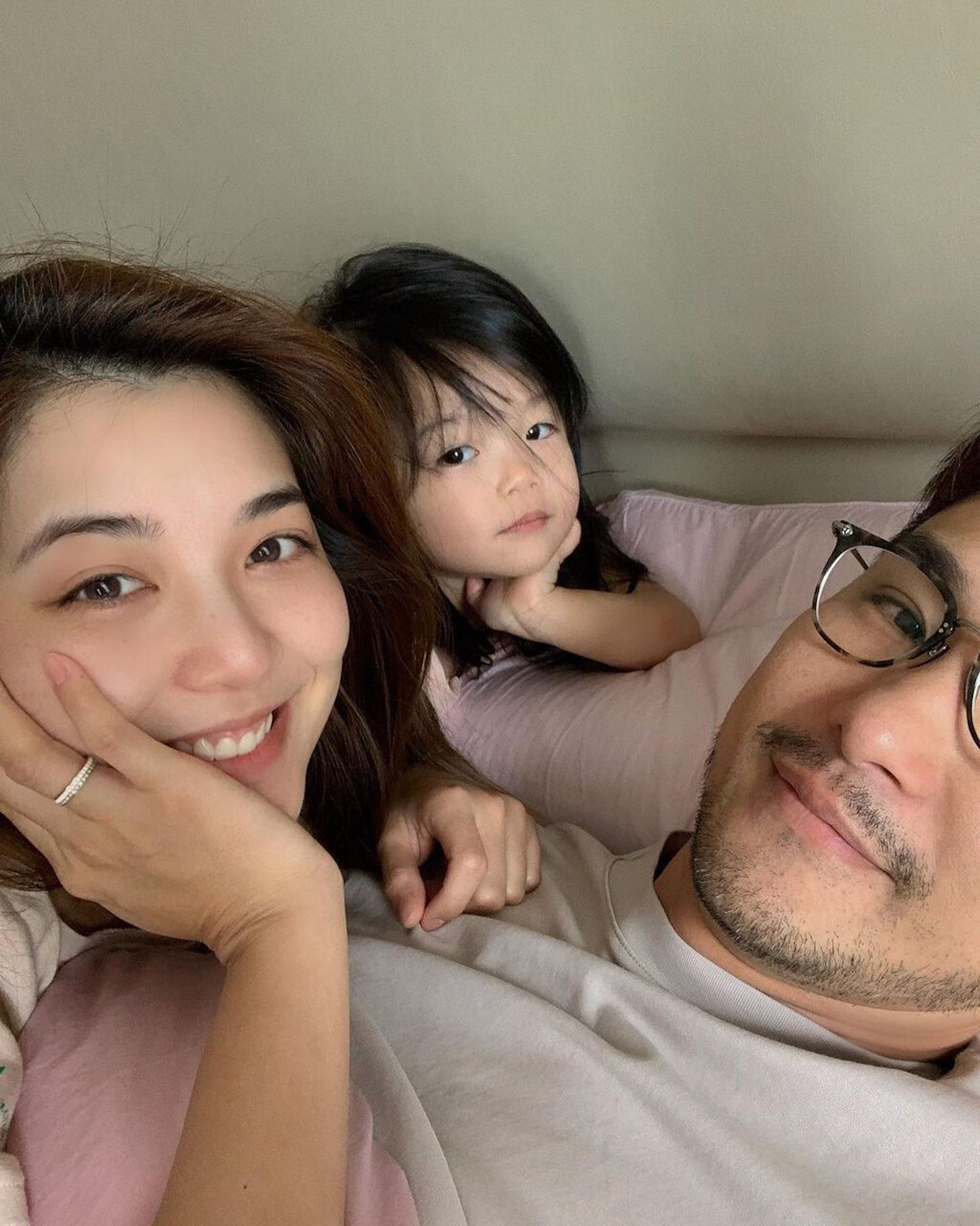 陈展鹏晒与单文柔合照　摸肚动作暗示再当爸？