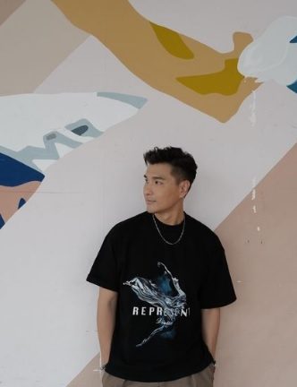 陈展鹏晒与单文柔合照　摸肚动作暗示再当爸？