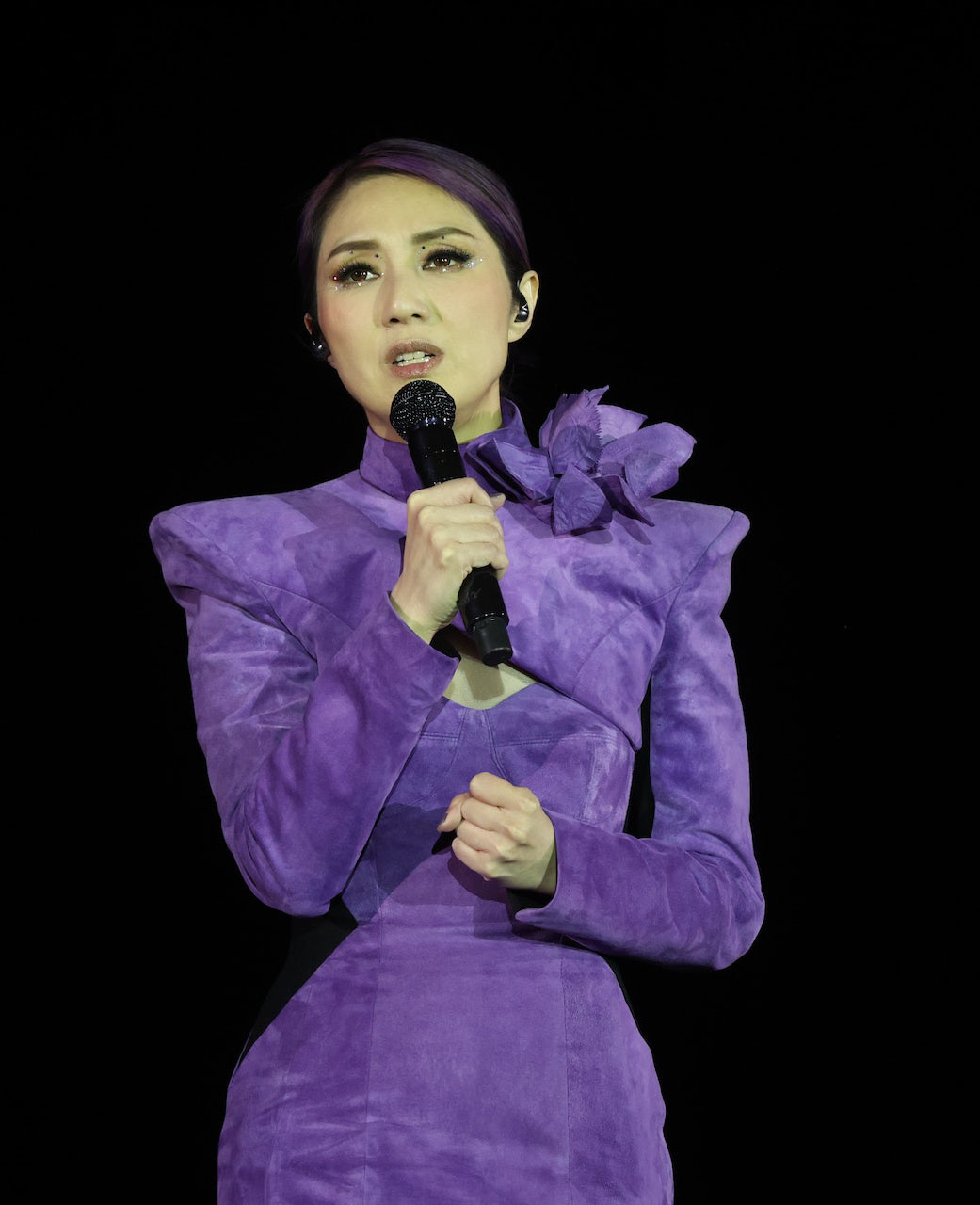 零赞助逆境下开唱  杨千嬅数度痛哭唱不下去